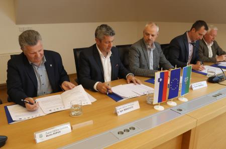 Slovesen podpis pogodbe župani CPS 10 Foto Ljubo Vukelič